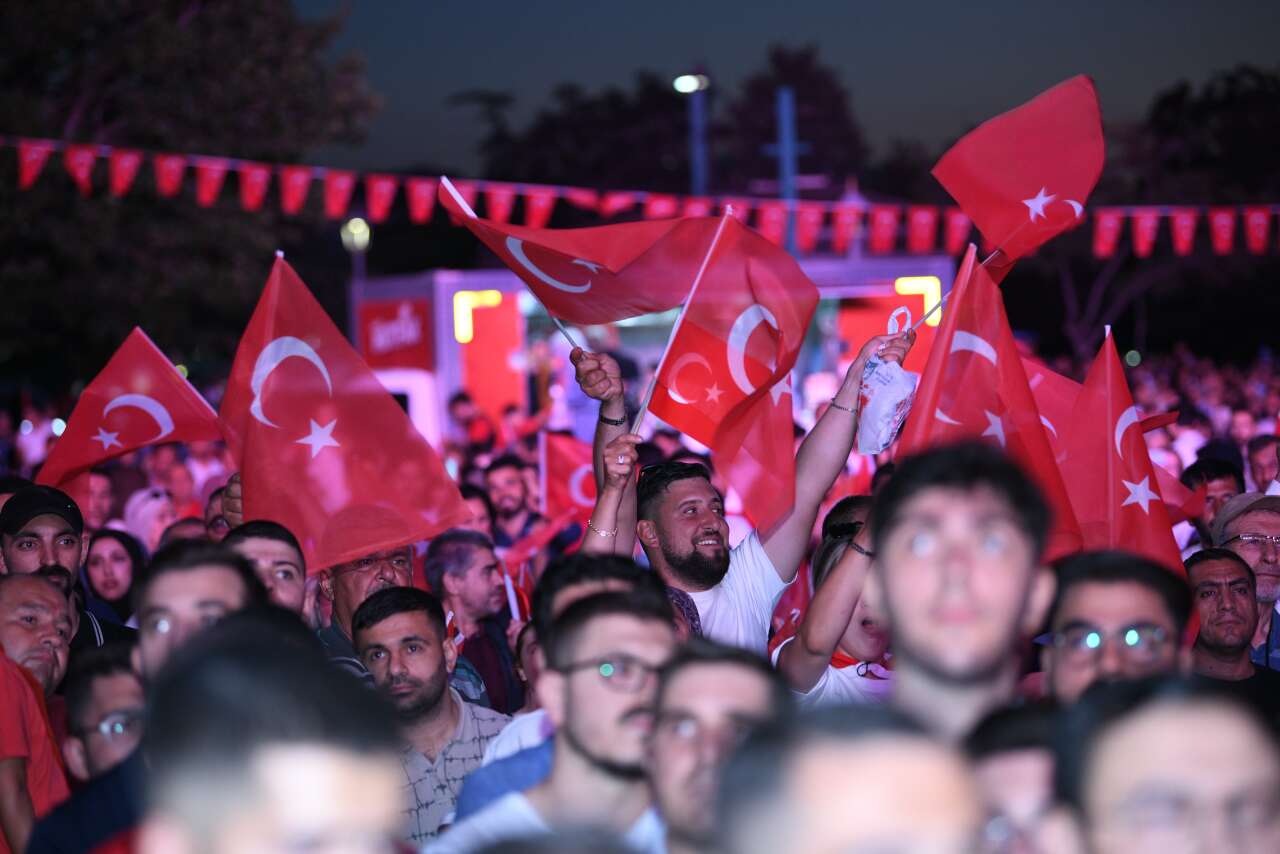 Konya'da 15 Temmuz gecesi! Kılıçarslan Meydanı'na insan seli 27